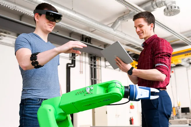 Scientists simulate gripping situations with a robot and a hololense